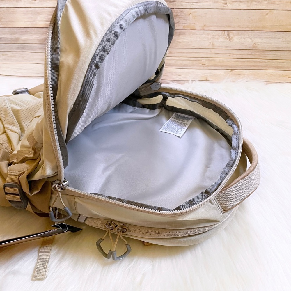 The North Face Women’s Recon 30 Liter Backpack - Picture 8 of 10